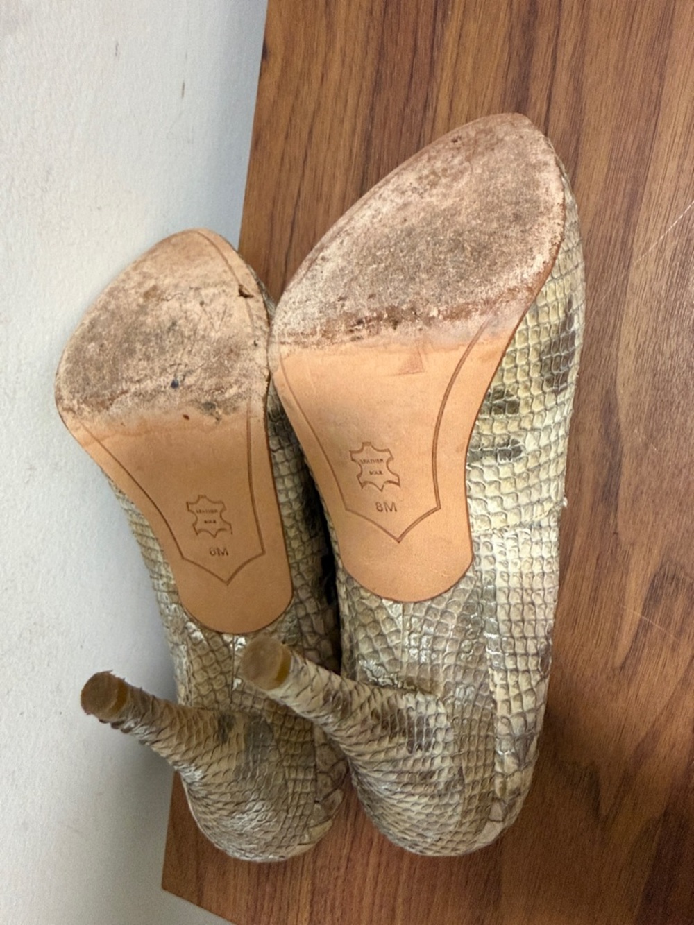 Joan & David Leather Metallic Snakeskin Embossed Peep Toe Pump. Size 8. - Picture 7 of 8